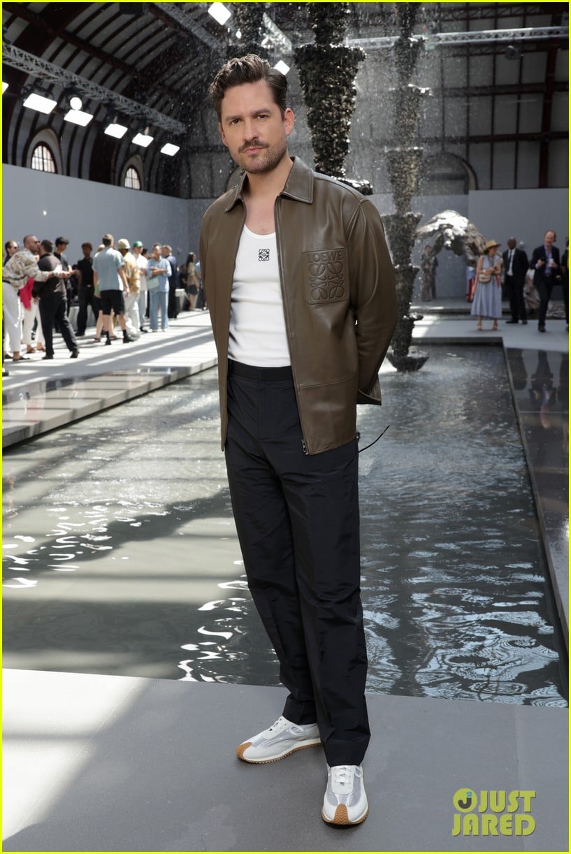 Edgar Ramirez Shows Off His Muscles at Loewe Fashion Show Alongside ...
