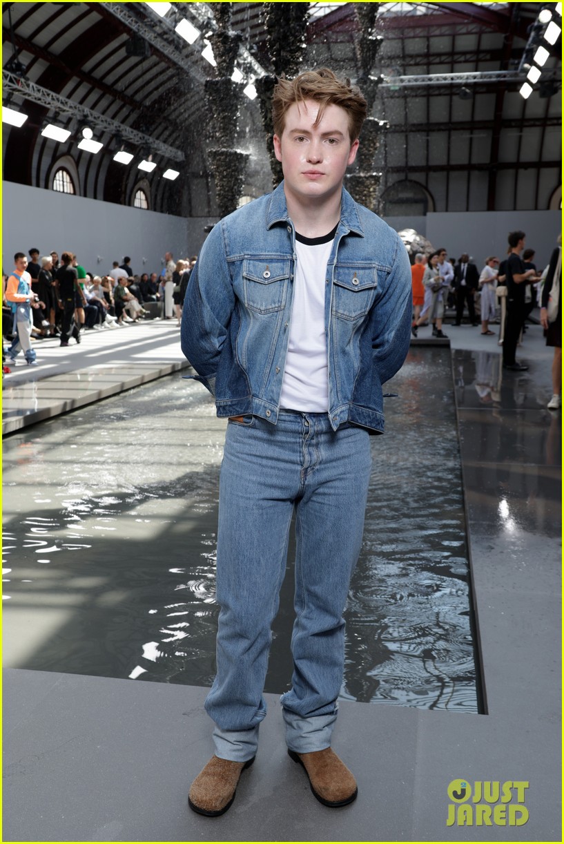 Edgar Ramirez Shows Off His Muscles at Loewe Fashion Show Alongside