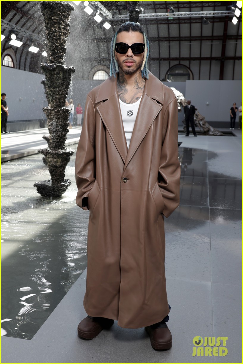 Edgar Ramirez Shows Off His Muscles at Loewe Fashion Show Alongside