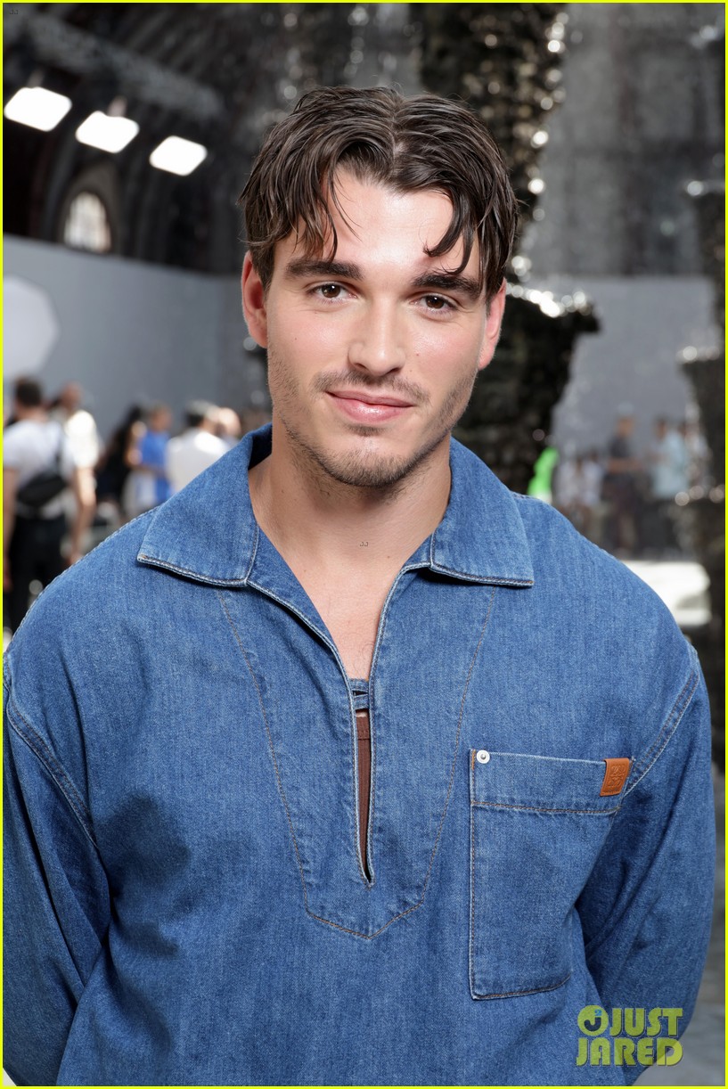 Edgar Ramirez Shows Off His Muscles at Loewe Fashion Show Alongside