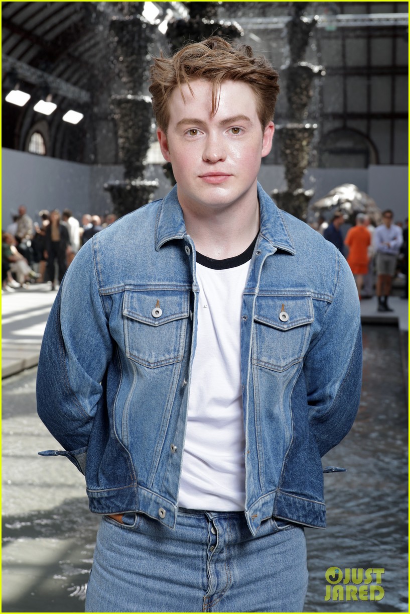 Edgar Ramirez Shows Off His Muscles at Loewe Fashion Show Alongside