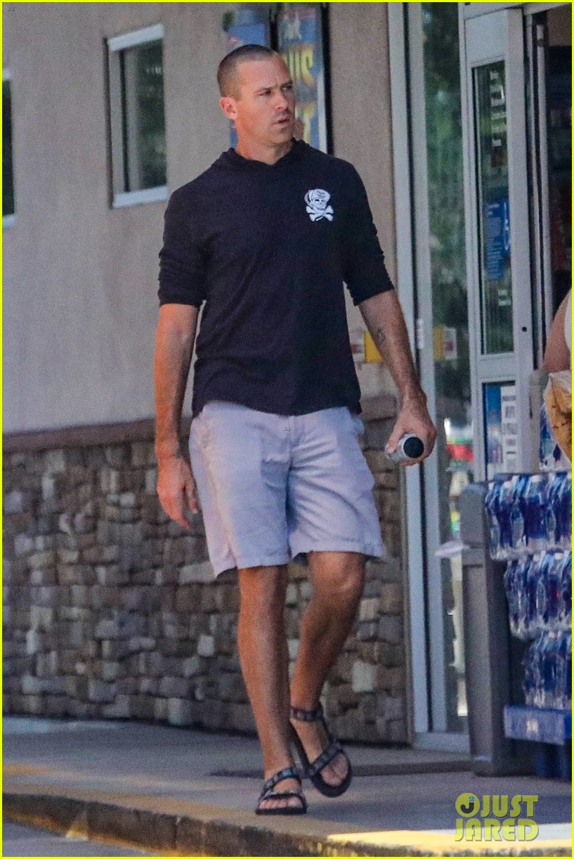 Armie Hammer Shaves His Head, Debuts Fresh New Haircut While Out in Los Angeles Photo 4958094