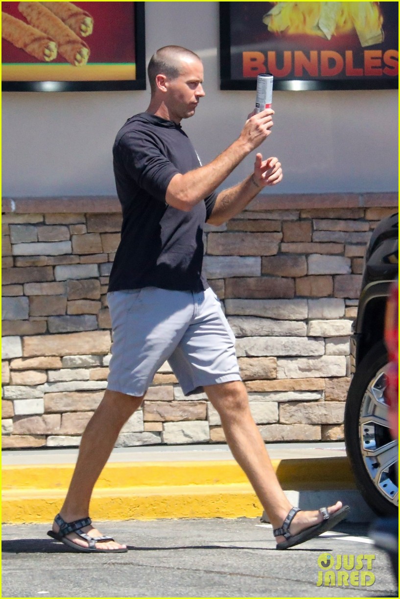 Armie Hammer Shaves His Head, Debuts Fresh New Haircut While Out in Los Angeles Photo 4958104