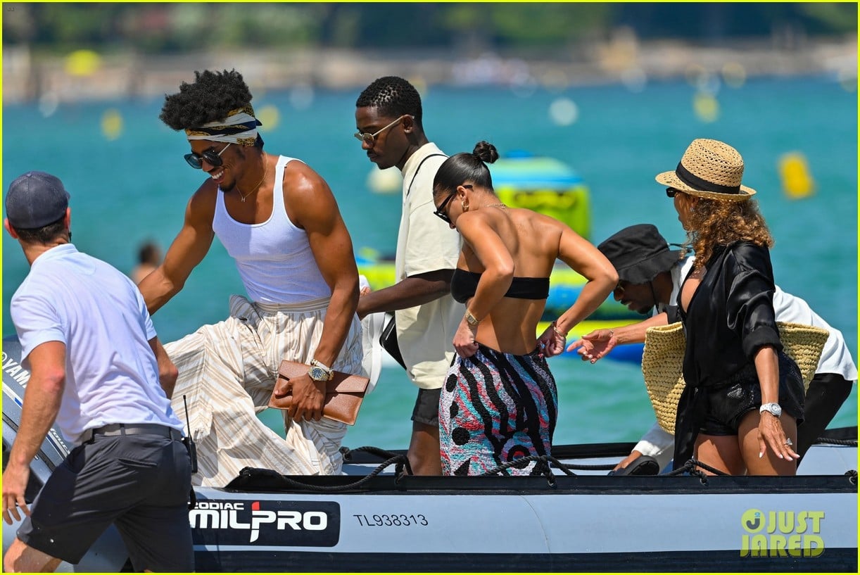 Lori Harvey & Boyfriend Damson Idris Hold Hands While Vacationing in(02)