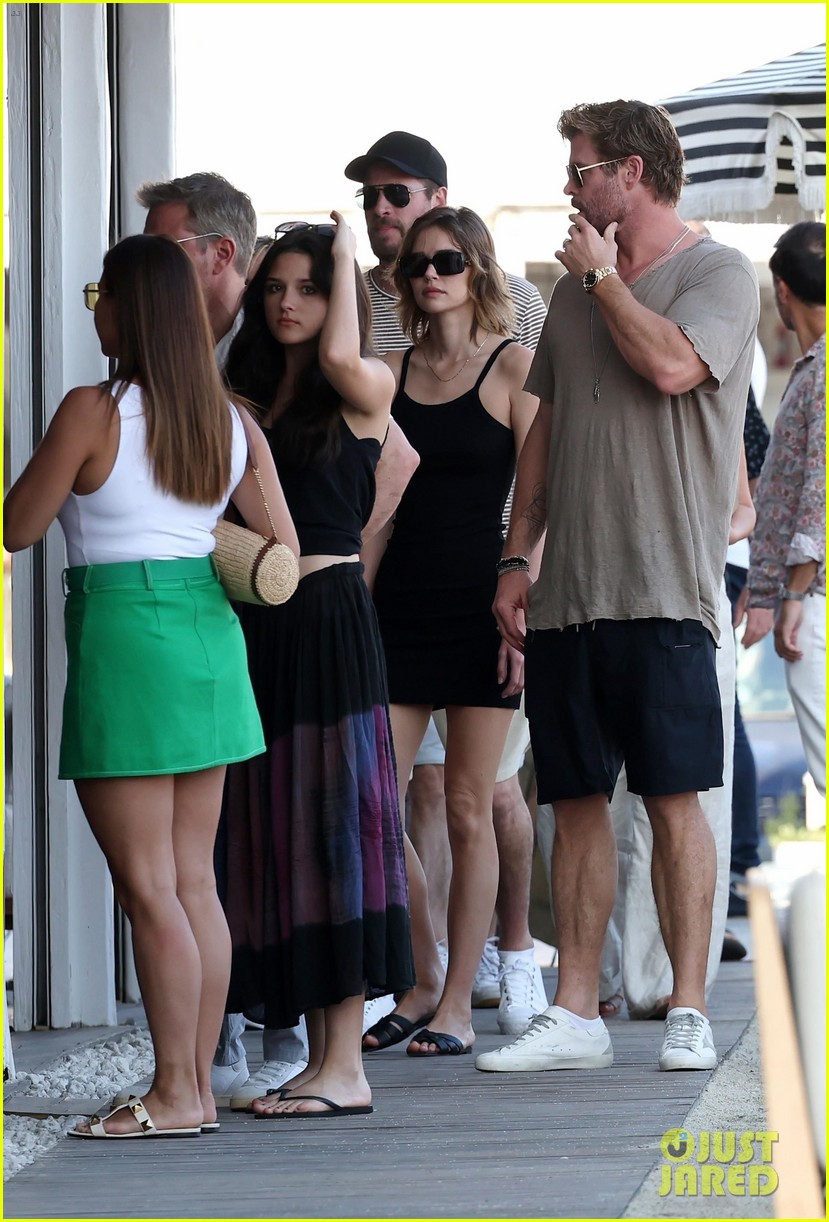 Chris & Liam Hemsworth Grab Dinner with Matt Damon While on Vacation in