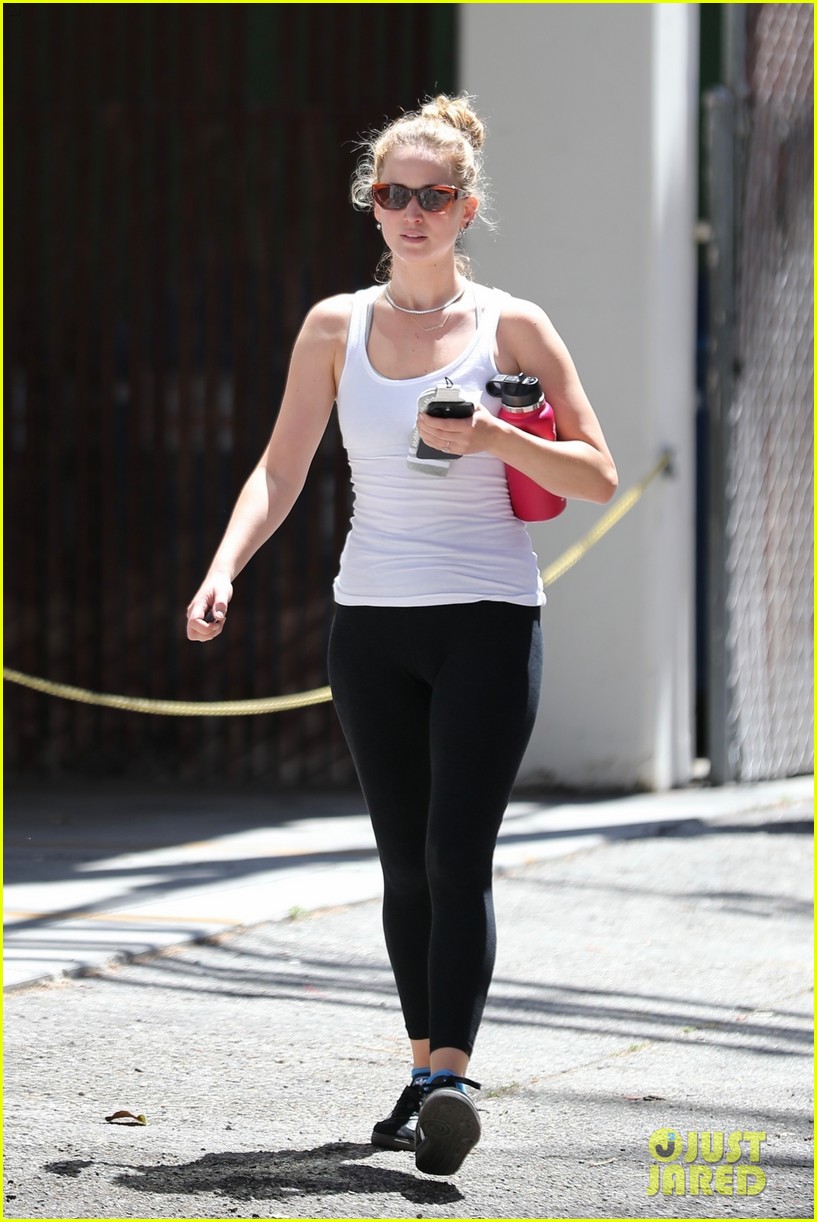 Jennifer Lawrence Kicks Off Her Day with Pilates Class in L.A.: Photo 4954319 | Jennifer Lawrence Photos - Vimarsana News