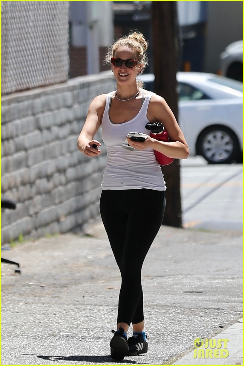 Photo jennifer lawrence kicks off her day with pilates class in la 09