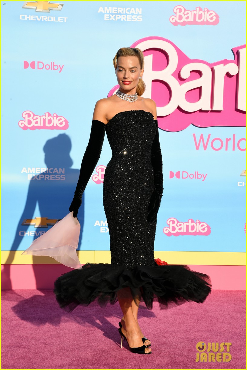 Margot Robbie Channels Solo In The Spotlight Barbie at 'Barbie' Premiere In  LA: Photo 4953425 | Barbie, Margot Robbie Photos | Just Jared:  Entertainment News