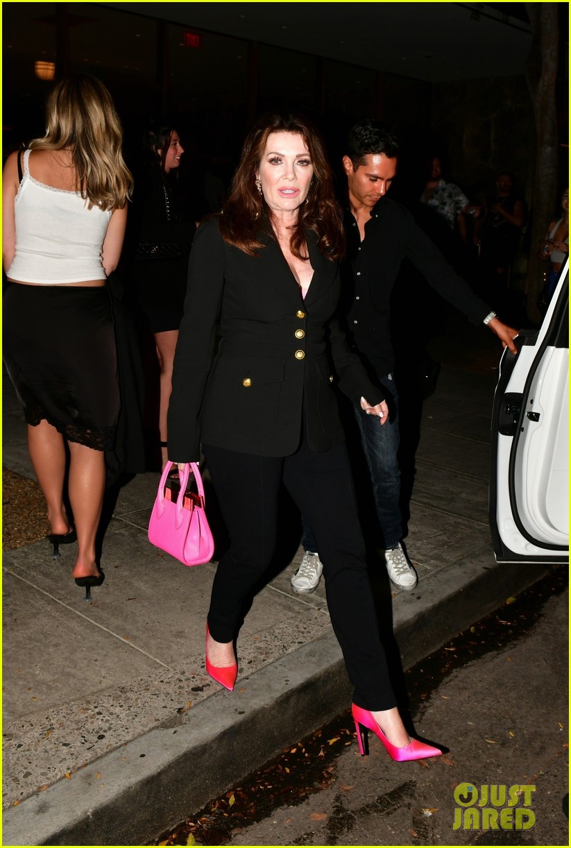 Photo ariana madix katie maloney film vanderpump rules 11 at tomtom 06