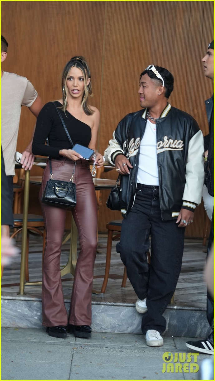 Photo ariana madix katie maloney film vanderpump rules 11 at tomtom 75