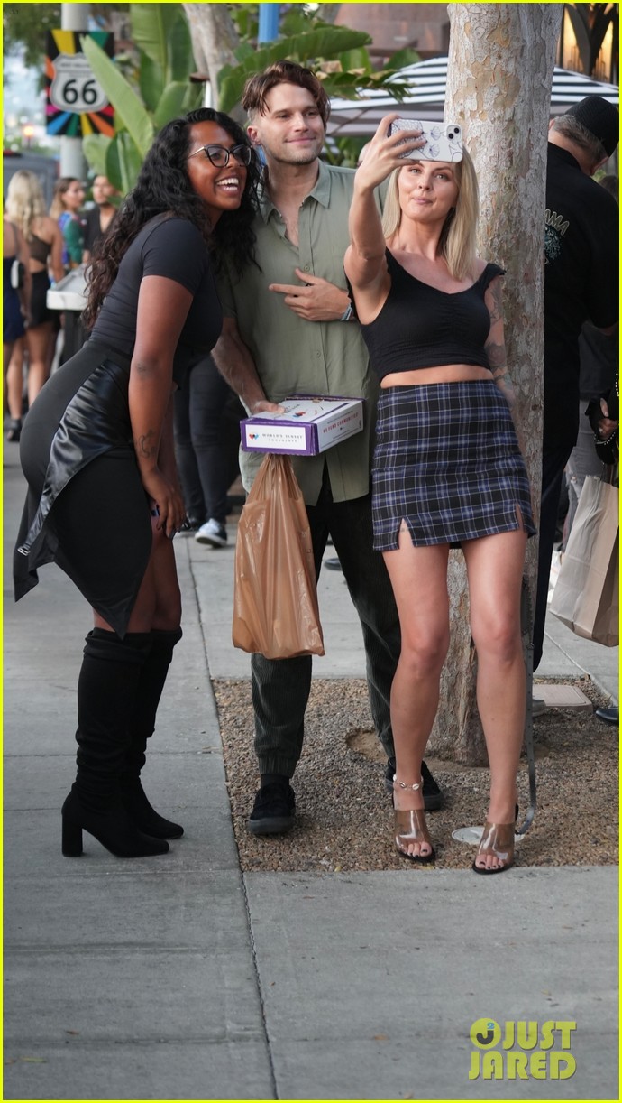 Photo ariana madix katie maloney film vanderpump rules 11 at tomtom 91