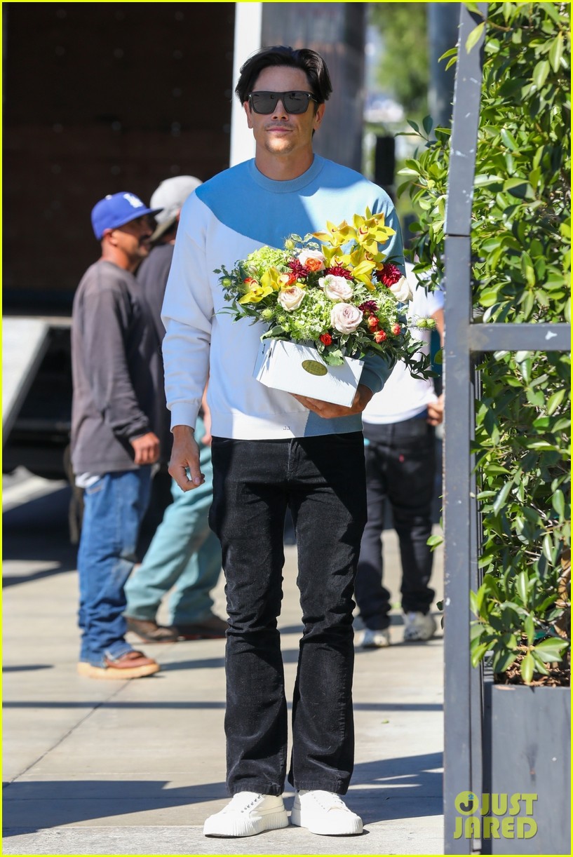 Photo tom sandoval carries flowers begins filming vanderpump rules 11 29 Photo 4953129 Just