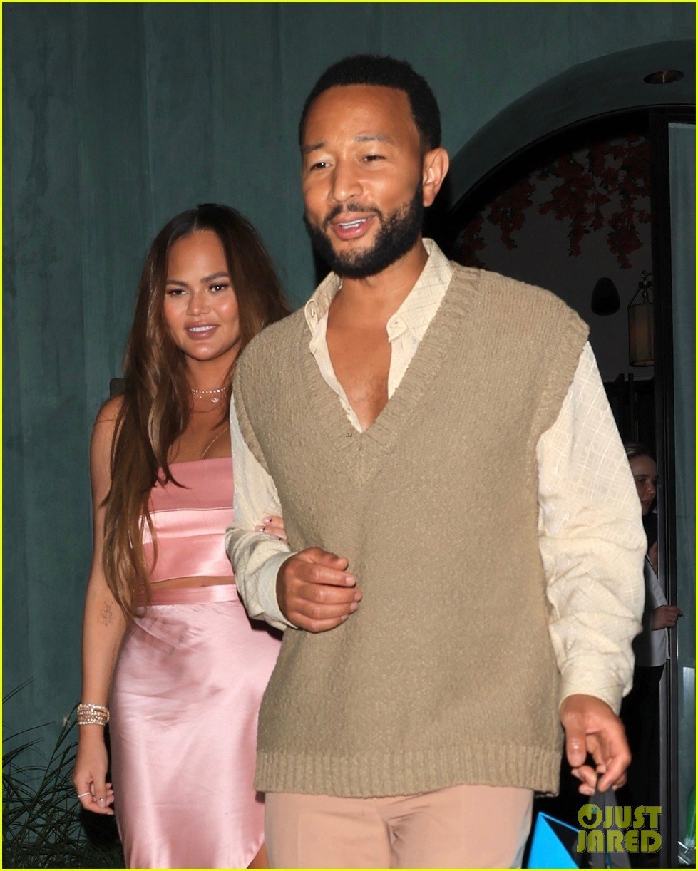 Chrissy Teigen & John Legend Keep Close on Date Night Photo 4957423