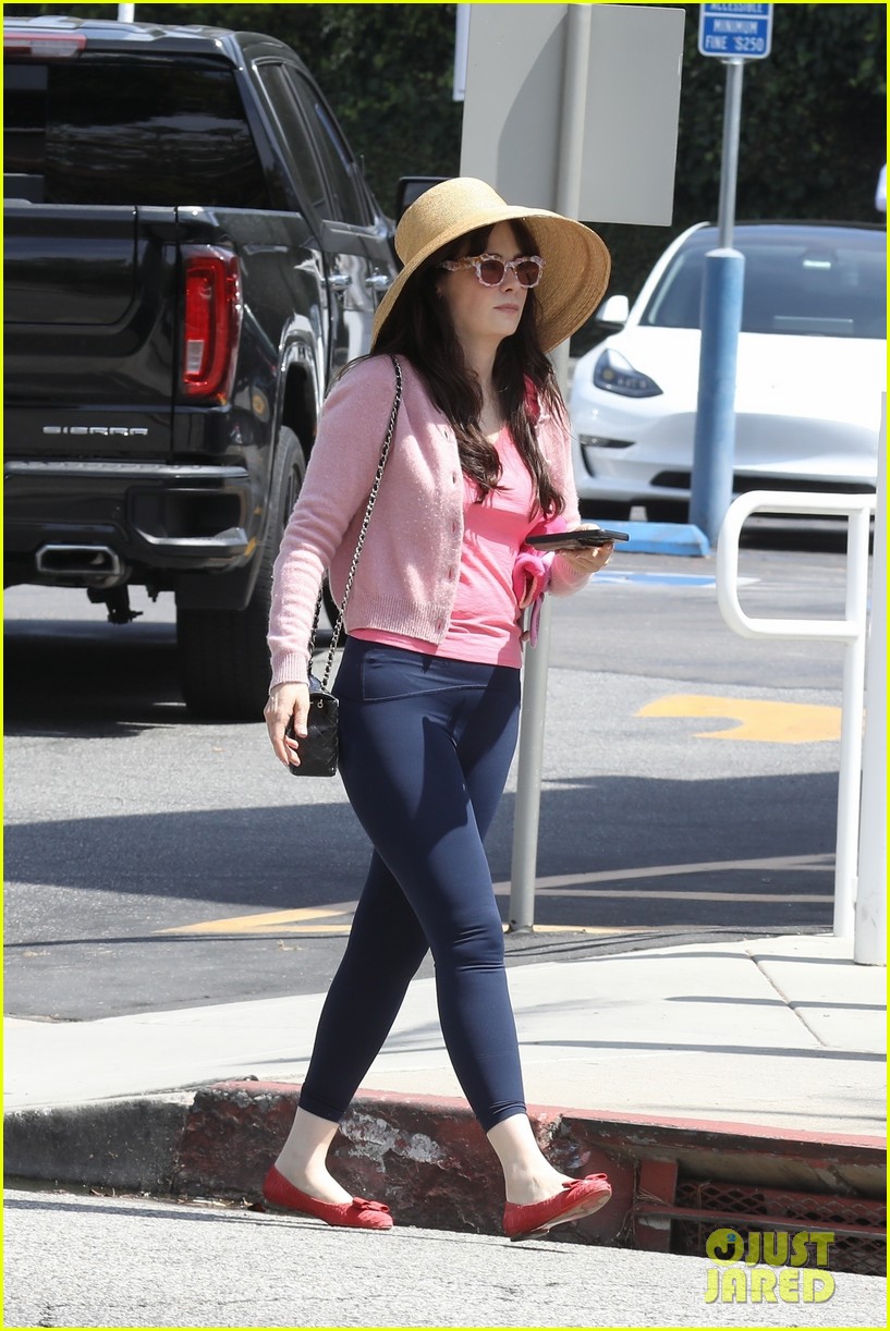 Photo: zooey deschanel twee candids 32 | Photo 4957265 | Just Jared