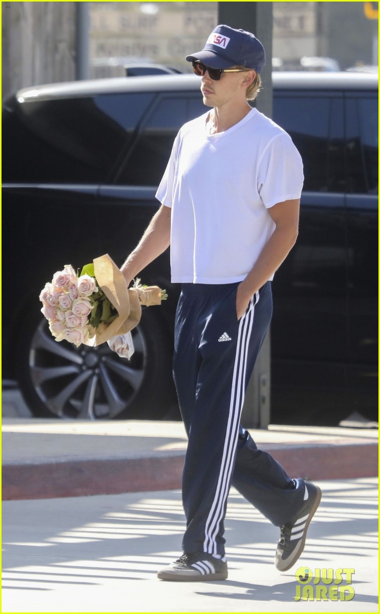 Austin Butler Picks Up Flowers During a Day Out in Malibu Photo