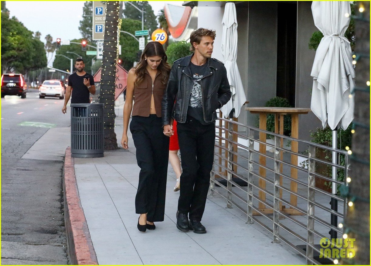 Austin Butler & Kaia Gerber Hold Hands, Look So In Love During Date(02)