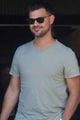 taylor lautner tay keep close grocery shopping in calabasas 04