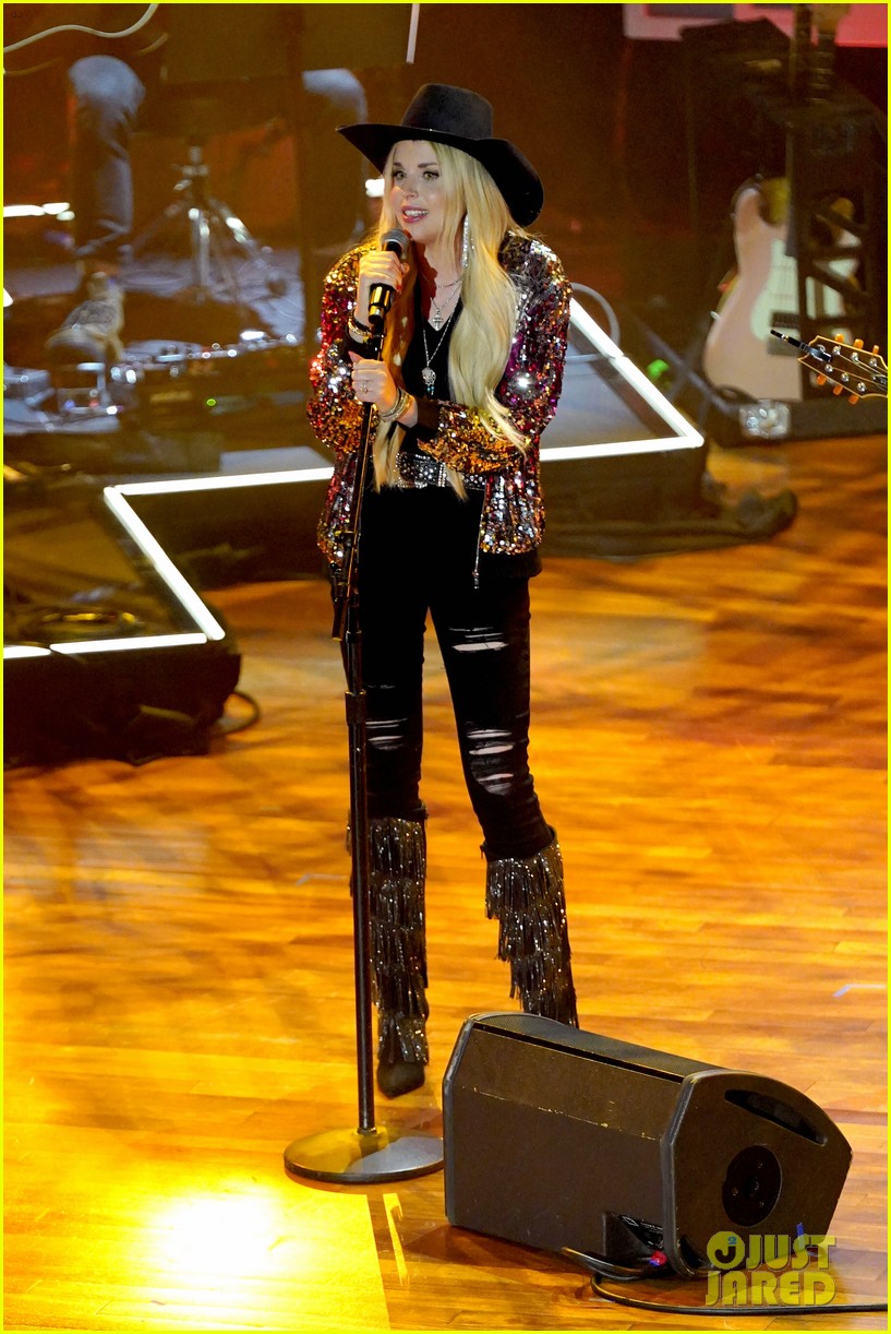 Photo billy ray cyrus firerose make red carpet debut acm honors 10