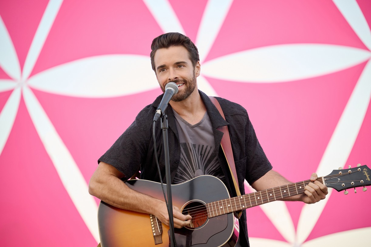 Holland Roden & Corey Cott Rekindle A Summer Romance in Hallmark Channel's 'Making Waves': Photo 4959757 | Corey Cott, Hallmark Channel, Holland Roden, Television Photos - Vimarsana News