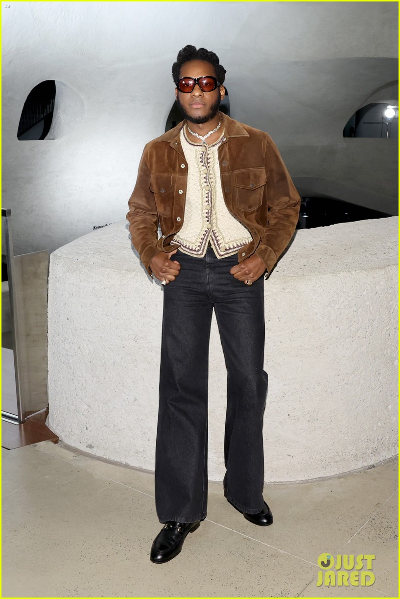 Emma Roberts, Naomi Watts, & More Stars Watch Emily Ratajkowski Walk in