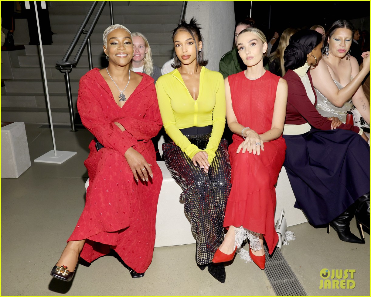 Emma Roberts, Naomi Watts, & More Stars Watch Emily Ratajkowski Walk in