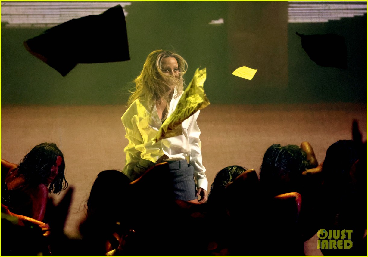 Doja Cat Performs Medley of New Songs 'Paint the Town Red,' 'Demons