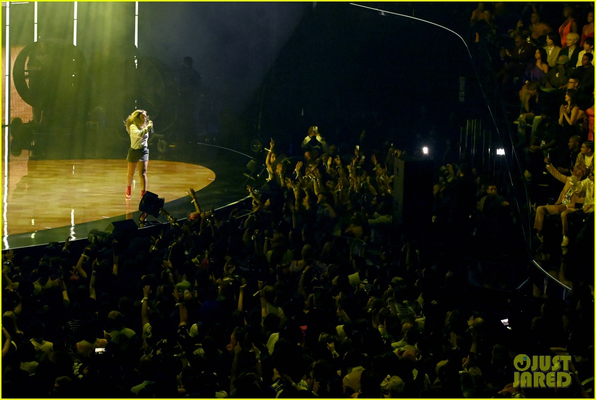 Doja Cat Performs Medley of New Songs 'Paint the Town Red,' 'Demons