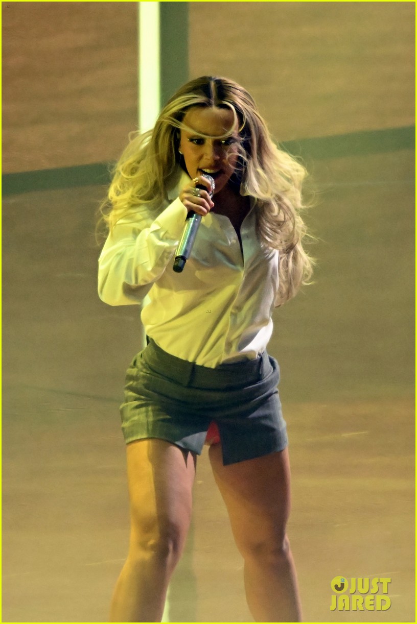 Doja Cat Performs Medley of New Songs 'Paint the Town Red,' 'Demons