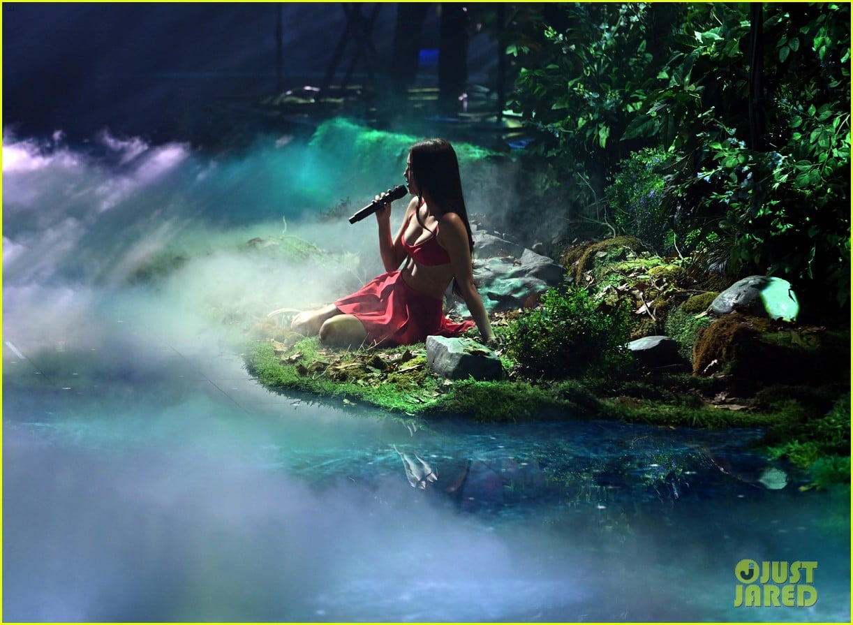 what-happened-during-olivia-rodrigo-s-vmas-2023-performance-here-s-why
