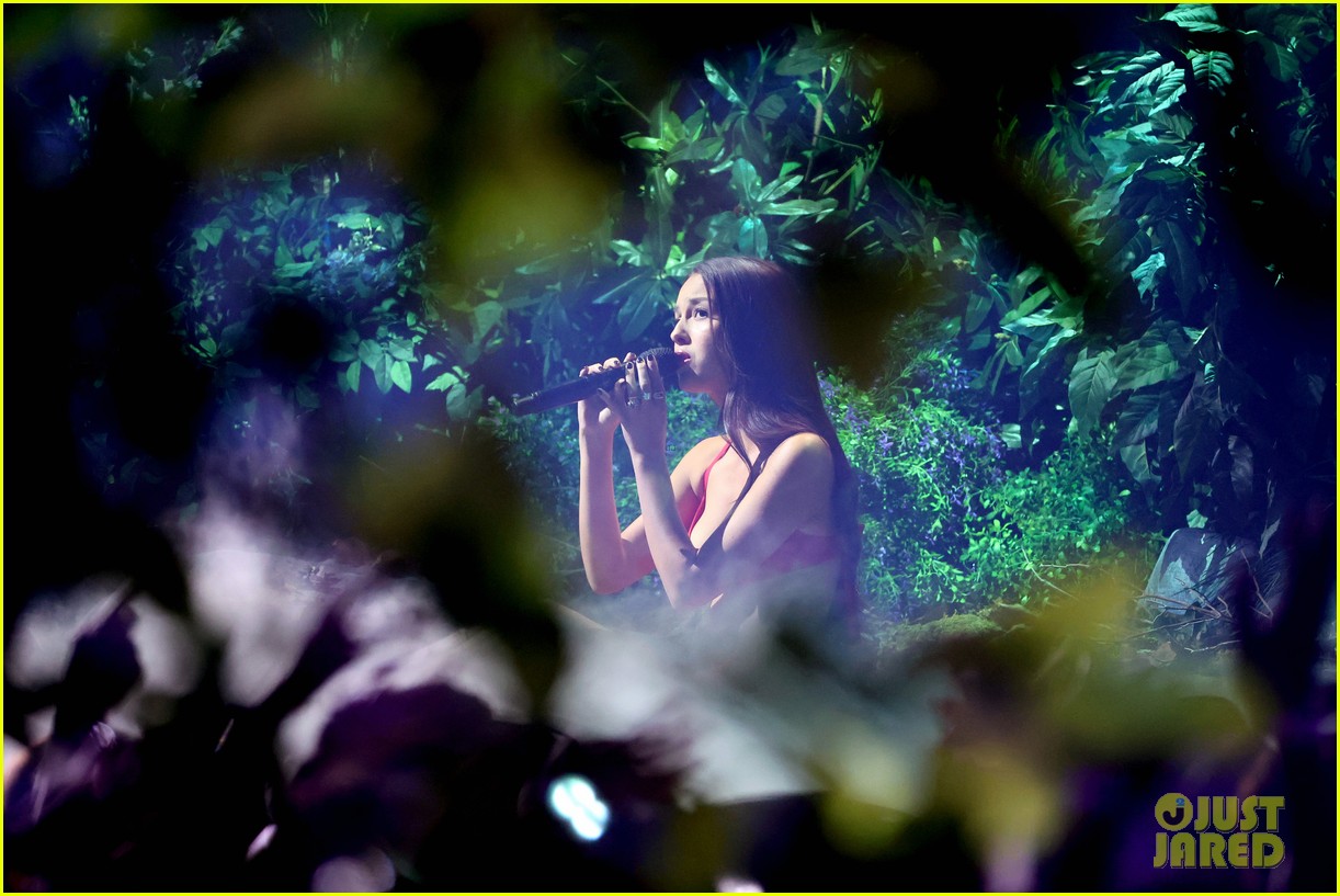 what-happened-during-olivia-rodrigo-s-vmas-2023-performance-here-s-why