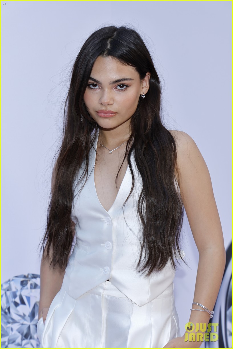 Pamela Anderson Embraces Her Natural Beauty & Goes Without Makeup For