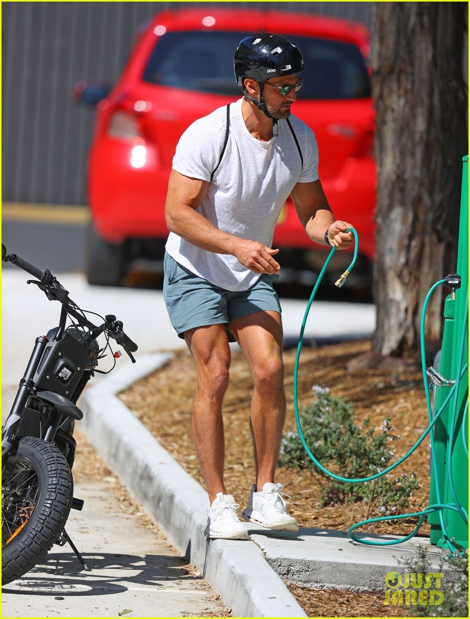 Tim Robards, the First 'Bachelor' in Australia, Bares Buff Body During