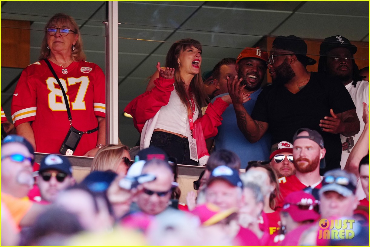 buy-taylor-swift-s-outfit-from-chiefs-game-shopping-links-for-shoes