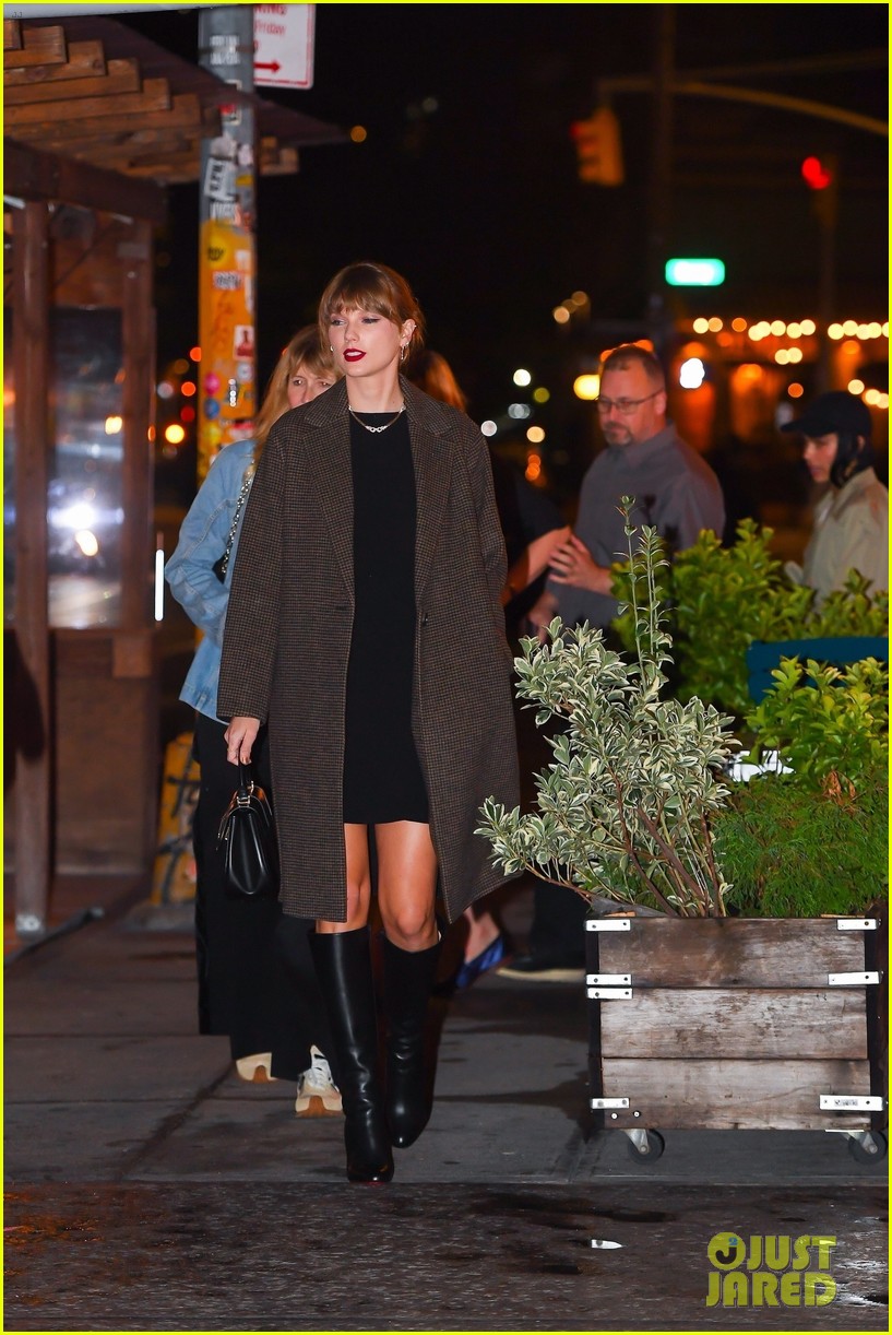 Taylor Swift Joins Laura Dern, Greta Gerwig & Zoe Kravitz for Dinner in(01)