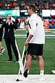 aaron rodgers crutches on field01