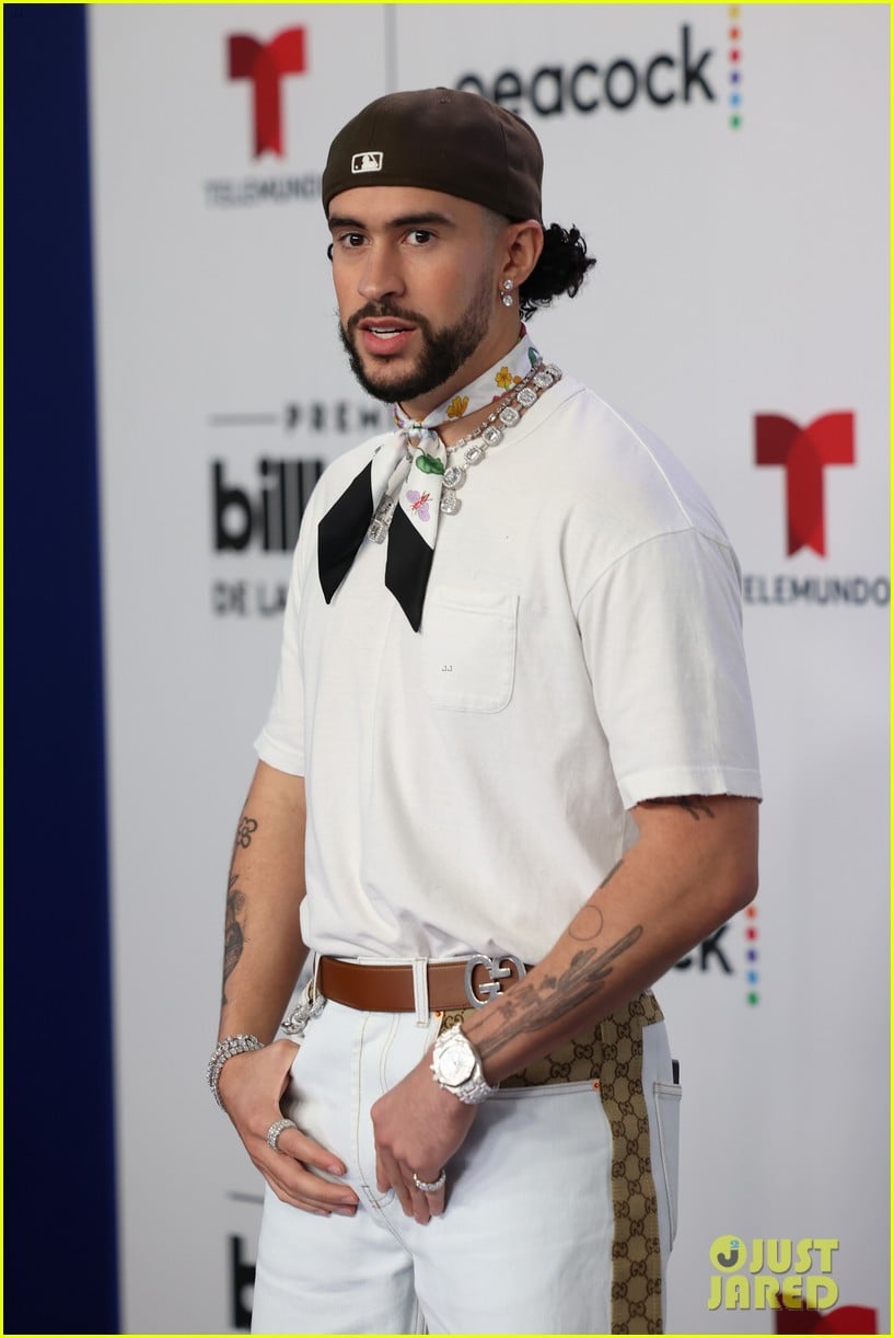 Photo bad bunny karol g win big at billboard latin music awards 2023