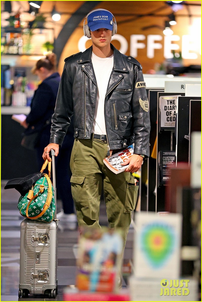 Photo: jacob elordi browses for books at sydney airport 01 | Photo