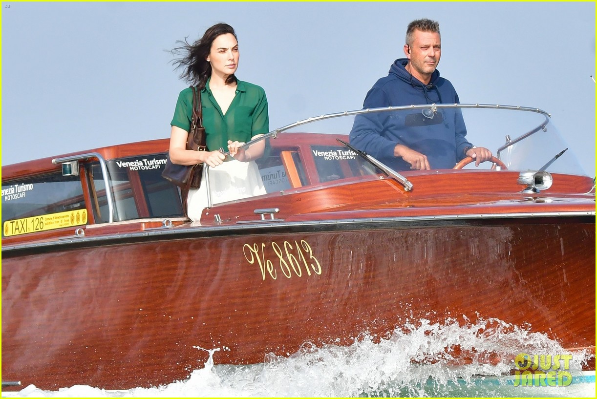 Gal Gadot & Oscar Isaac Continue Filming Scenes for 'In the Hand of Dante'  in Venice: Photo 4976572 | Gal Gadot, In the Hand of Dante, Julian  Schnabel, Oscar Isaac Photos |