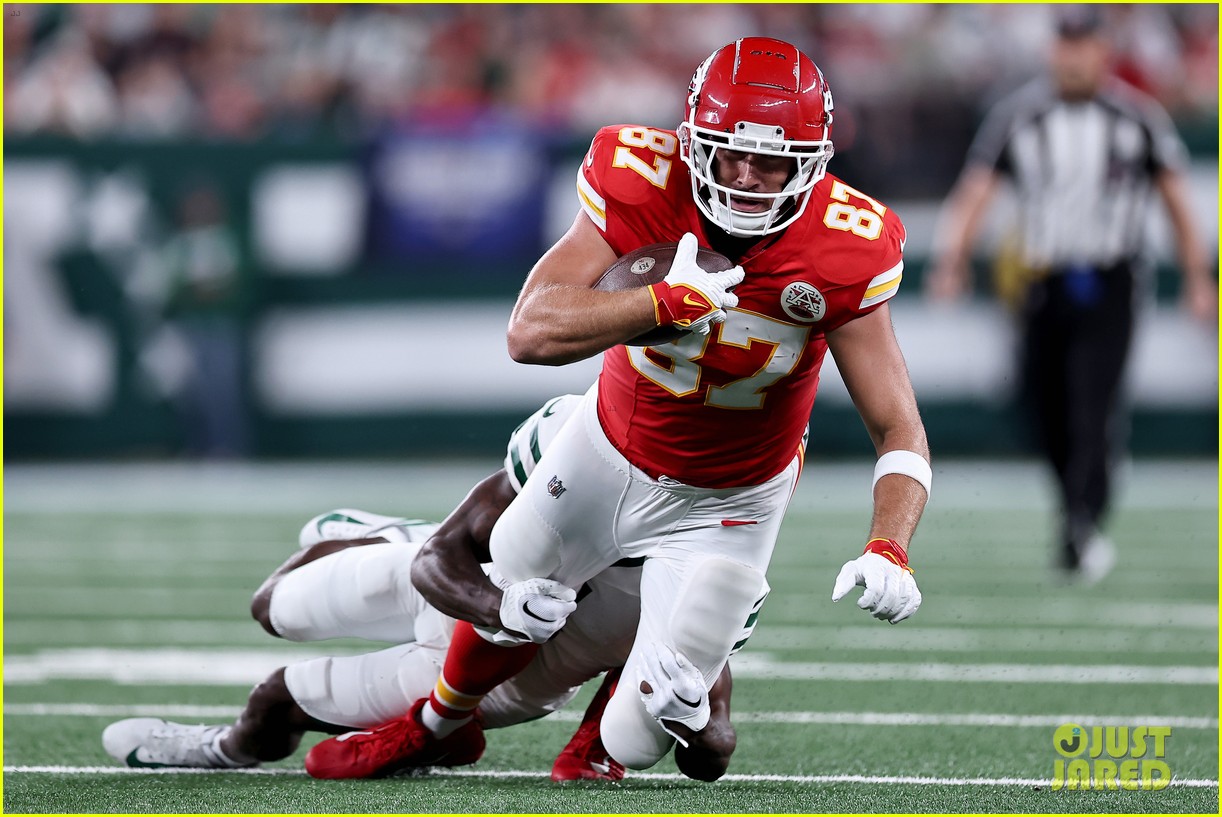 Best Photos of Travis Kelce Playing in Second NFL Game with Taylor Swift  Watching from Crowd: Photo 4974031, Football, nfl, Sports, Travis Kelce  Photos