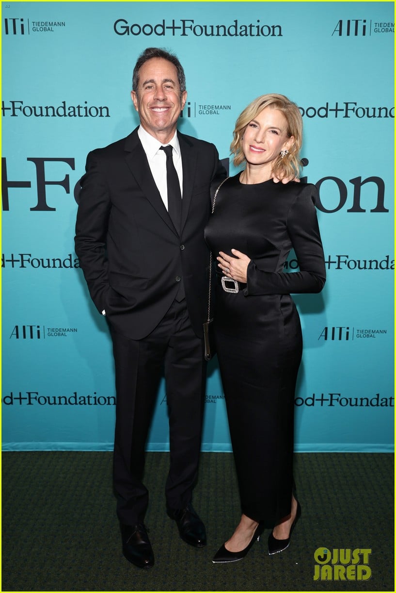 Sarah Jessica Parker Pulls Off White & Red Combo While Supporting