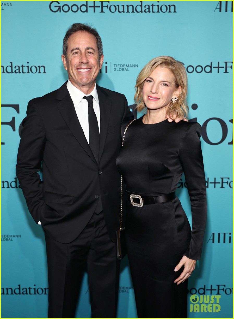 Sarah Jessica Parker Pulls Off White & Red Combo While Supporting