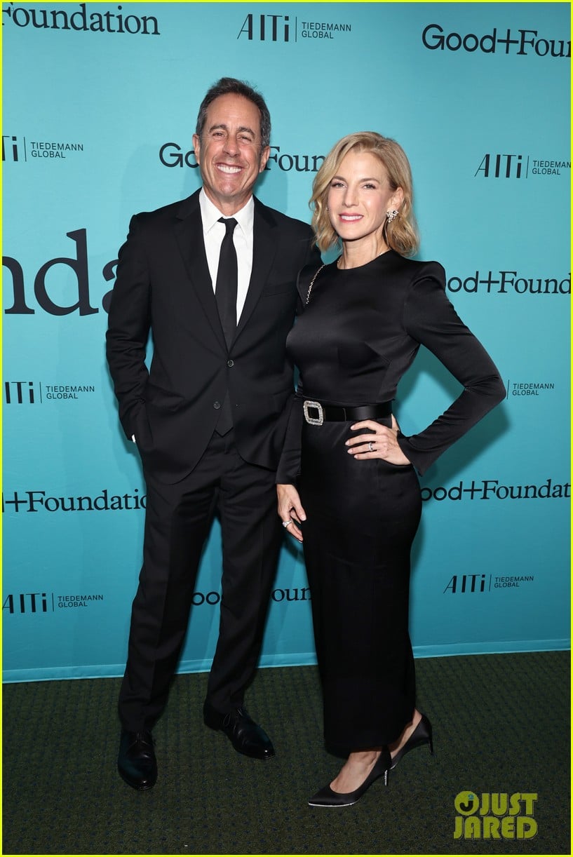 Sarah Jessica Parker Pulls Off White & Red Combo While Supporting