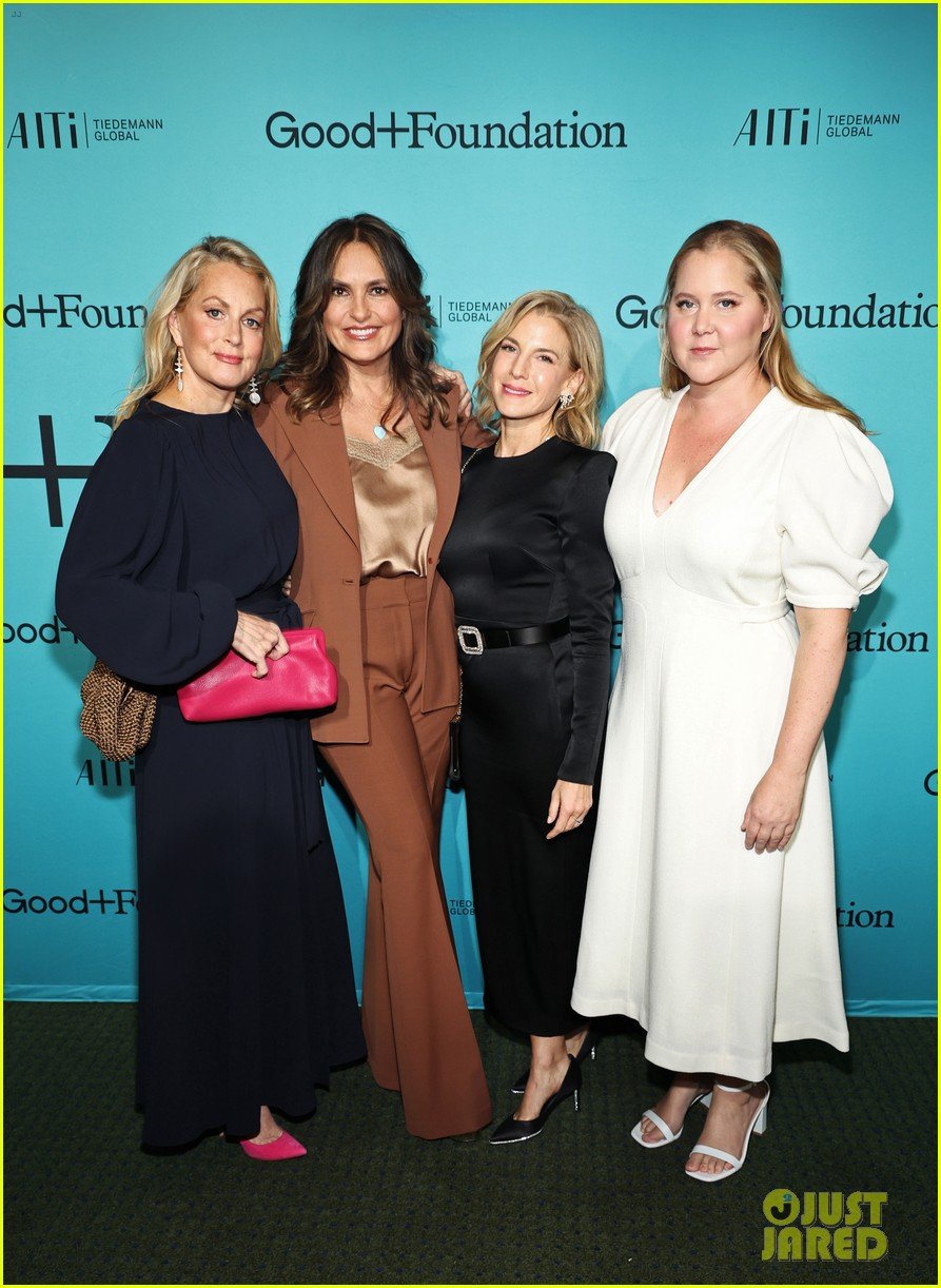 Sarah Jessica Parker Pulls Off White & Red Combo While Supporting