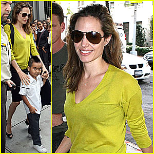 Angelina Jolie Not Wearing Black Angelina Jolie, Brad Pitt, Celebrity