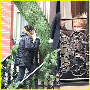 Liv Tyler’s Tree Trimming Time | Celebrity Babies, Liv Tyler, Milo