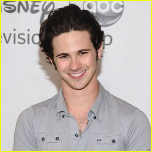Connor Paolo Goes Gay for Gossip Girl