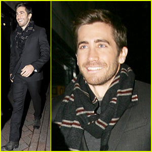 Jake gyllenhaal scarf