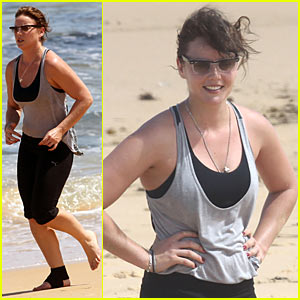 Abbie Cornish: Beach Workout Woman. 