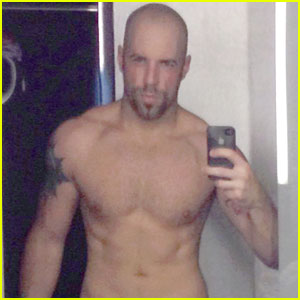 Chris Daughtry shows off his sexy six pack abs in this new shirtless pic po...