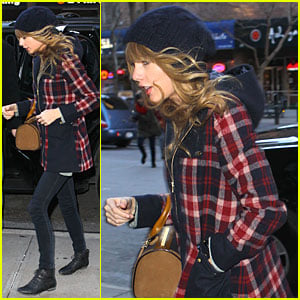 Taylor Swift Receives Scrabble Board for Christmas!